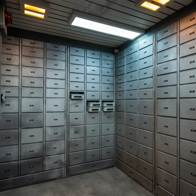 Raum mit vielen Schliessfächern im Escape Room Bank Job bei Final Escape Basel, einige Fächer sind geöffnet und beleuchtet.