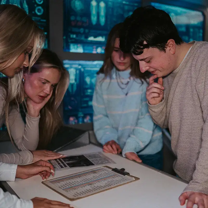 Gruppe löst im Escape Room Superhelden bei Final Escape Zürich gemeinsam eine Mission in einer futuristischen Kommandozentrale.