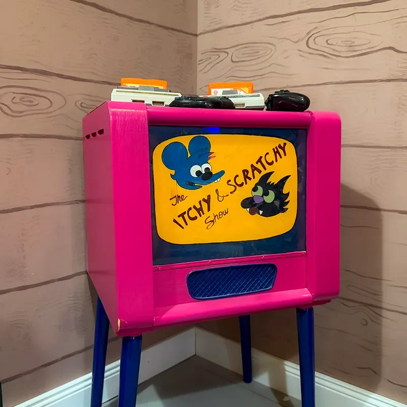 Detailaufnahme eines pinken Fernsehers als Rätsel-Element im Escape Room Springfield bei Final Escape Zürich.