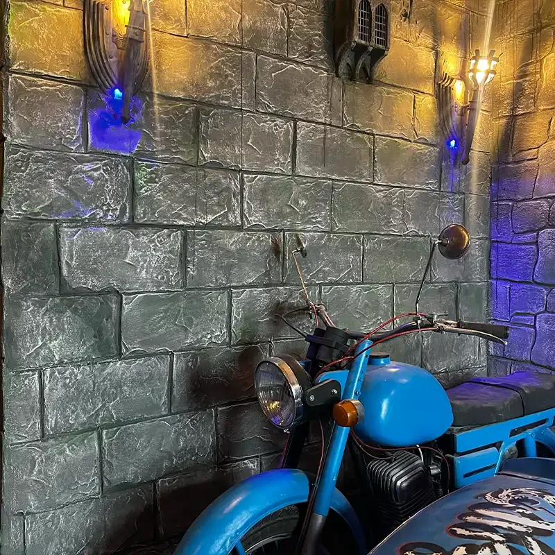 Detailaufnahme eines blauen Motorrads in der steinernen Schlosskulisse des Escape Rooms H. Potter bei Final Escape Zürich.
