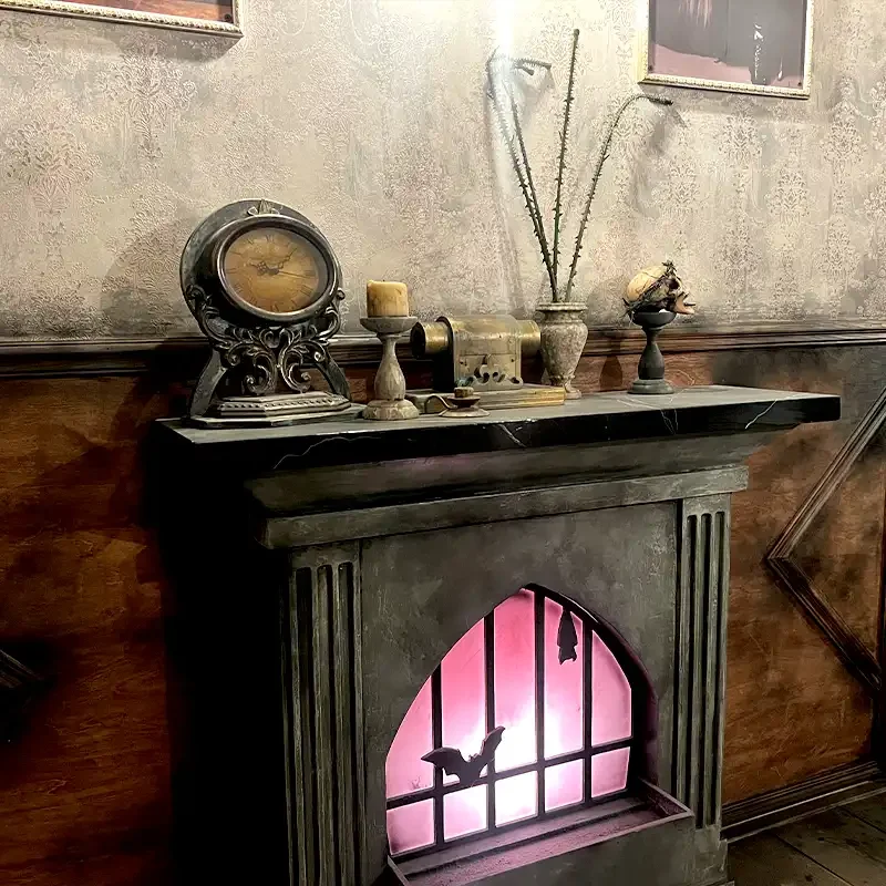 Kaminzimmer im Escape Room Adams bei Final Escape Zürich mit antiken Requisiten, Uhr, Kerze und stimmungsvoller Gruselkulisse.