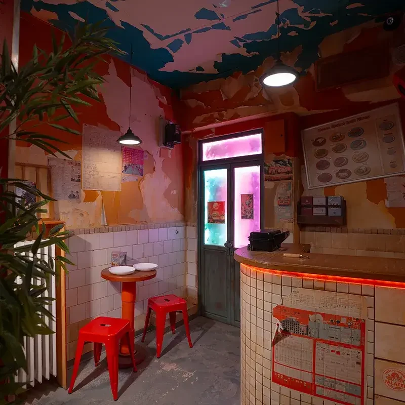 Detailreiche Kulisse im Escape Room Superhelden bei Final Escape Zürich mit urbanem Versteck, Tresen und versteckten Rätselhinweisen.
