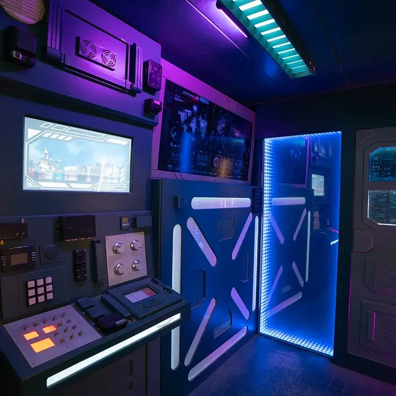 Futuristische Kommandozentrale im Escape Room Superhelden bei Final Escape Zürich mit Monitoren, Lichtinstallationen und technischen Rätseln.