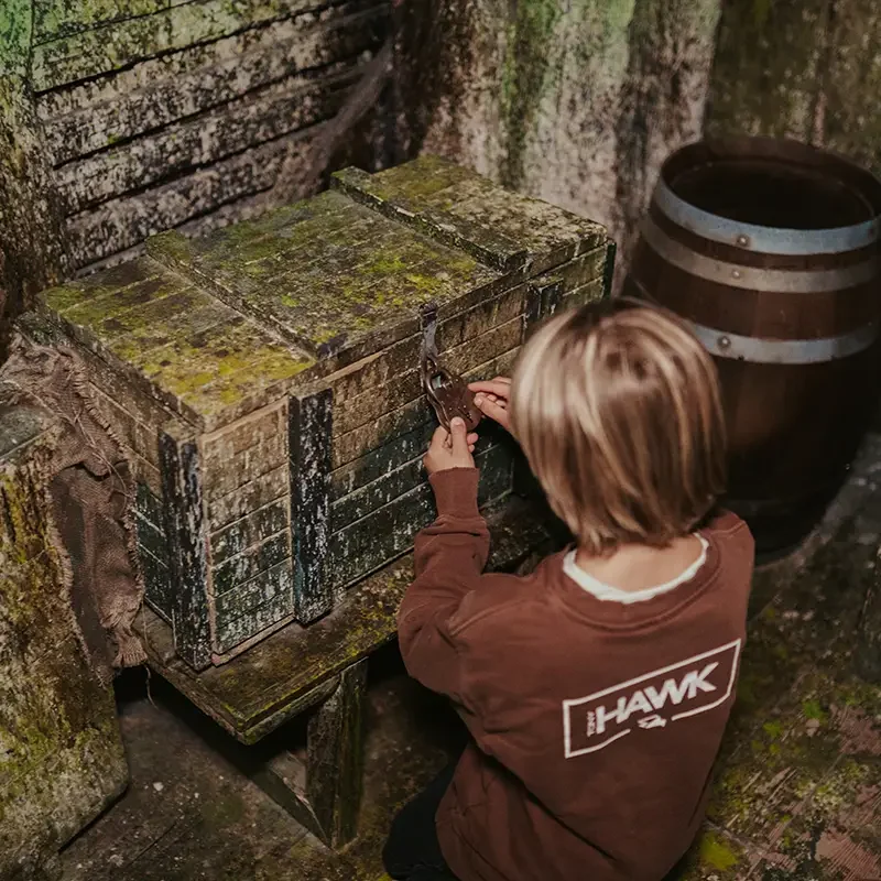 Kind öffnet bei einer Geburtstagsfeier in Zürich eine Schatzkiste im Escape Room von Final Escape