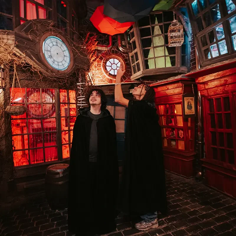 Teamevent in Zürich mit zwei Teilnehmenden in einer magischen Escape Room Kulisse bei Final Escape