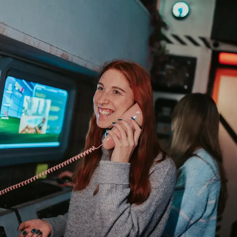 Teilnehmerin telefoniert während eines Junggesellenabschieds im Escape Room bei Final Escape Zürich