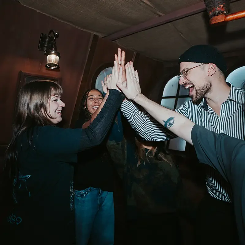 Erfolgreiches Teamevent bei Final Escape Zürich mit einer Gruppe, die gemeinsam im Escape Room feiert
