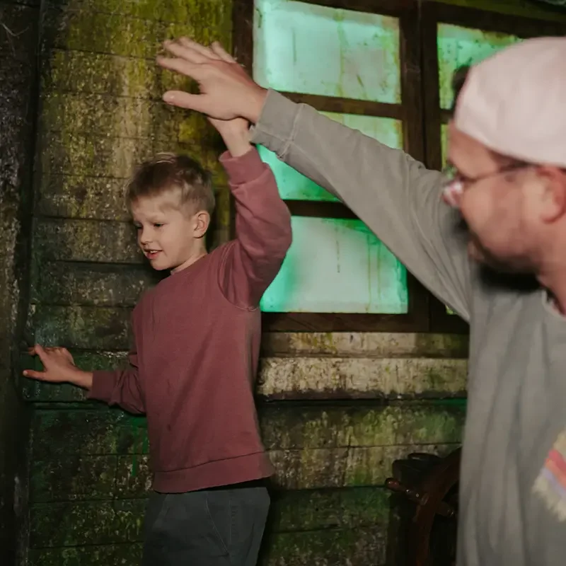 Kind und Erwachsener feiern bei einer Geburtstagsfeier in Zürich gemeinsam im Escape Room
